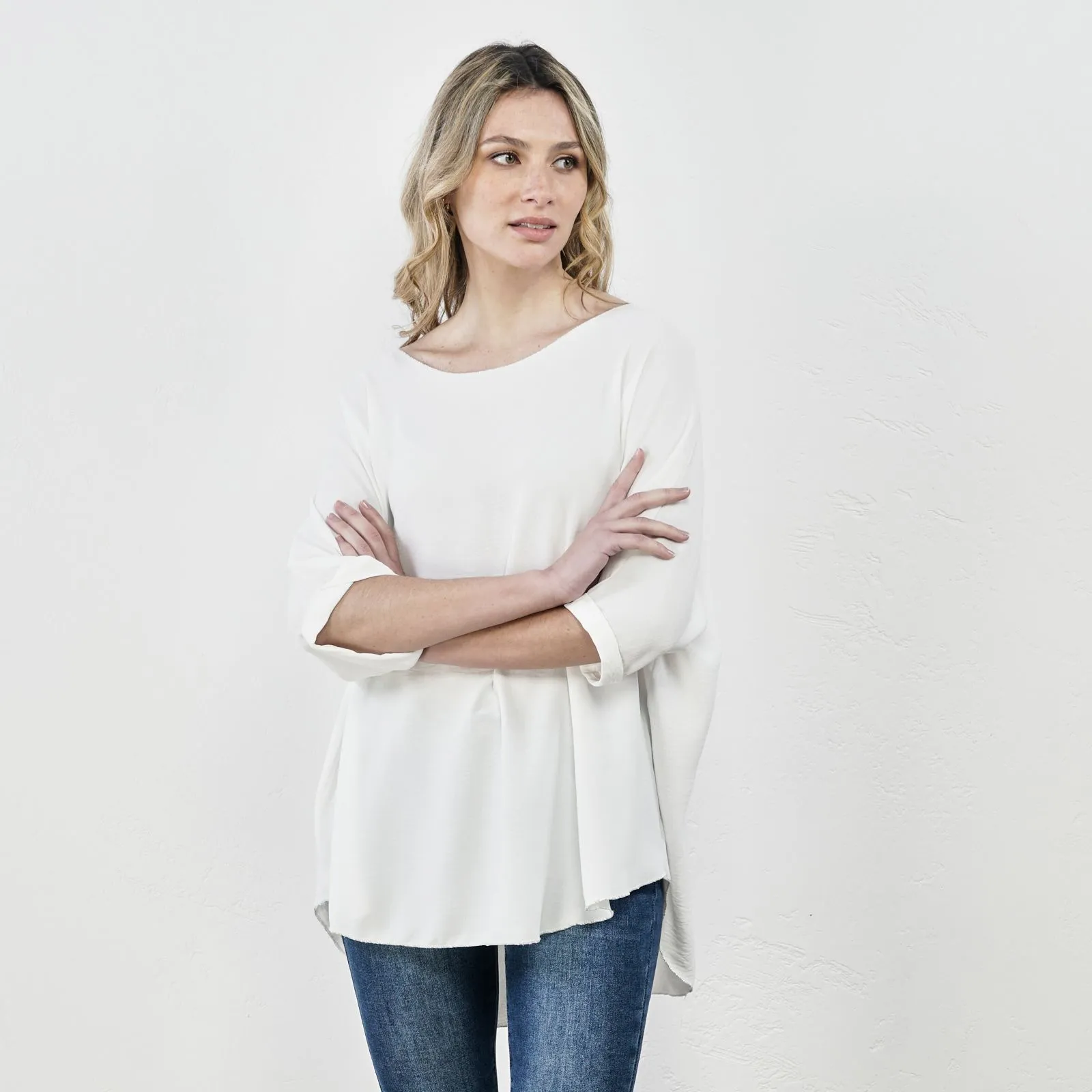 Blusa bianca morbida con scollo a brachetta e orlo con glitter