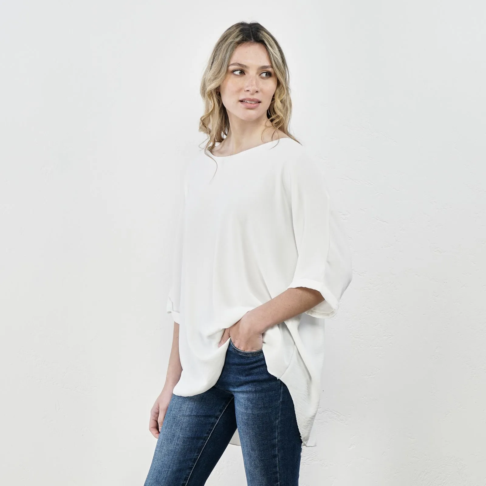 Blusa bianca morbida con scollo a brachetta e orlo con glitter