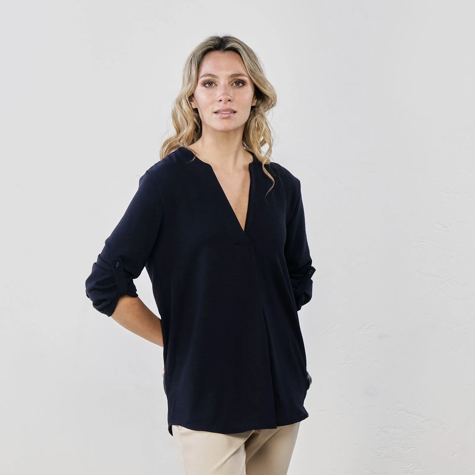 Blusa blu scuro con scollo a V e maniche arricciate