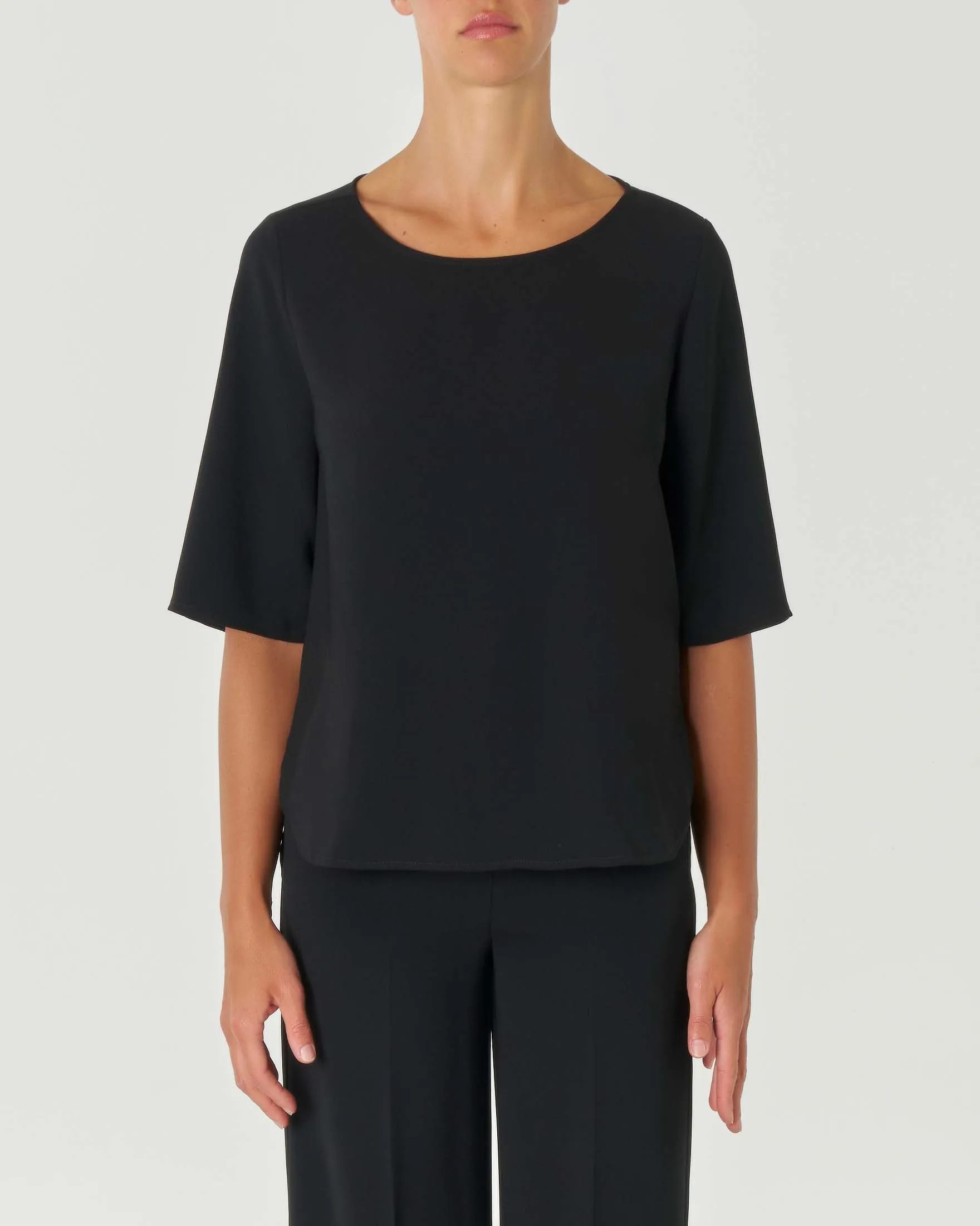 Blusa in crêpe nera dalla linea dritta con spacchi laterali