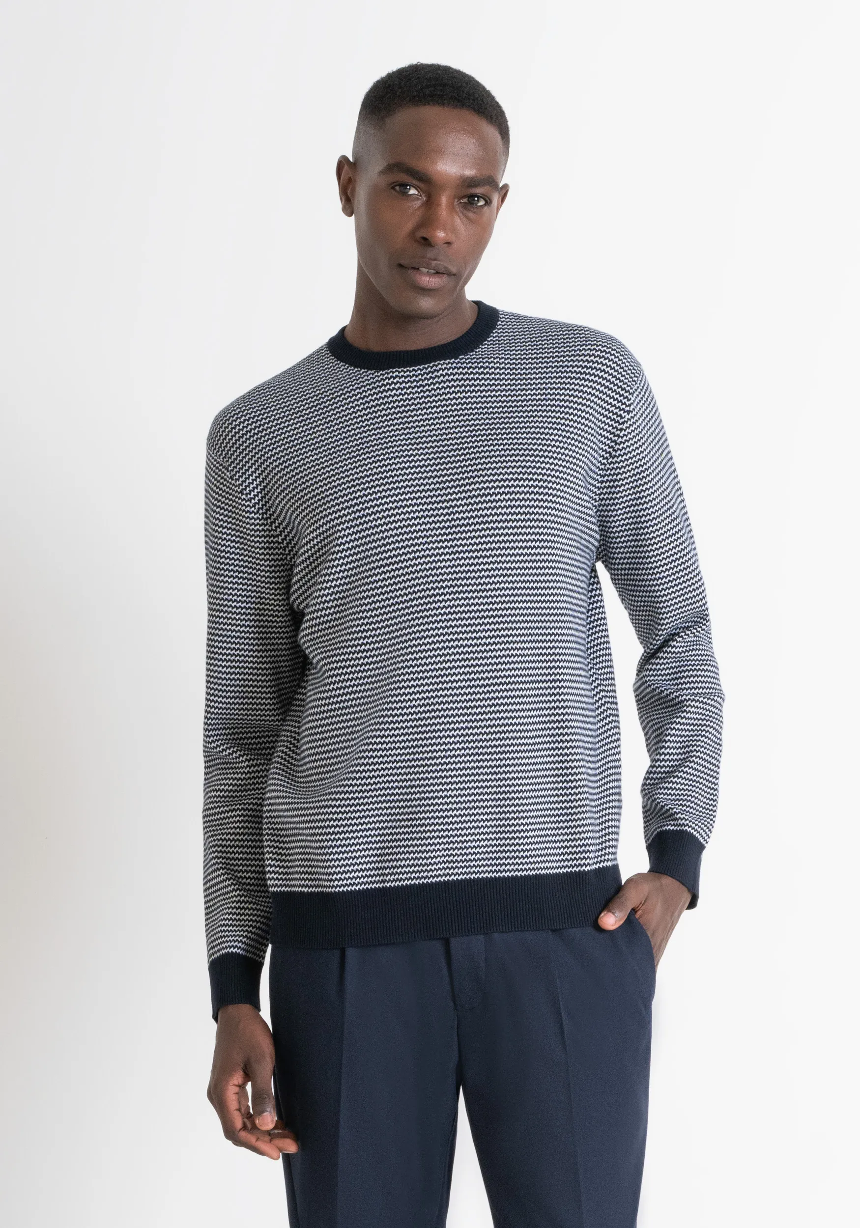 MAGLIA REGULAR FIT IN COTONE CON MICRO MOTIVO GEOMETRICO