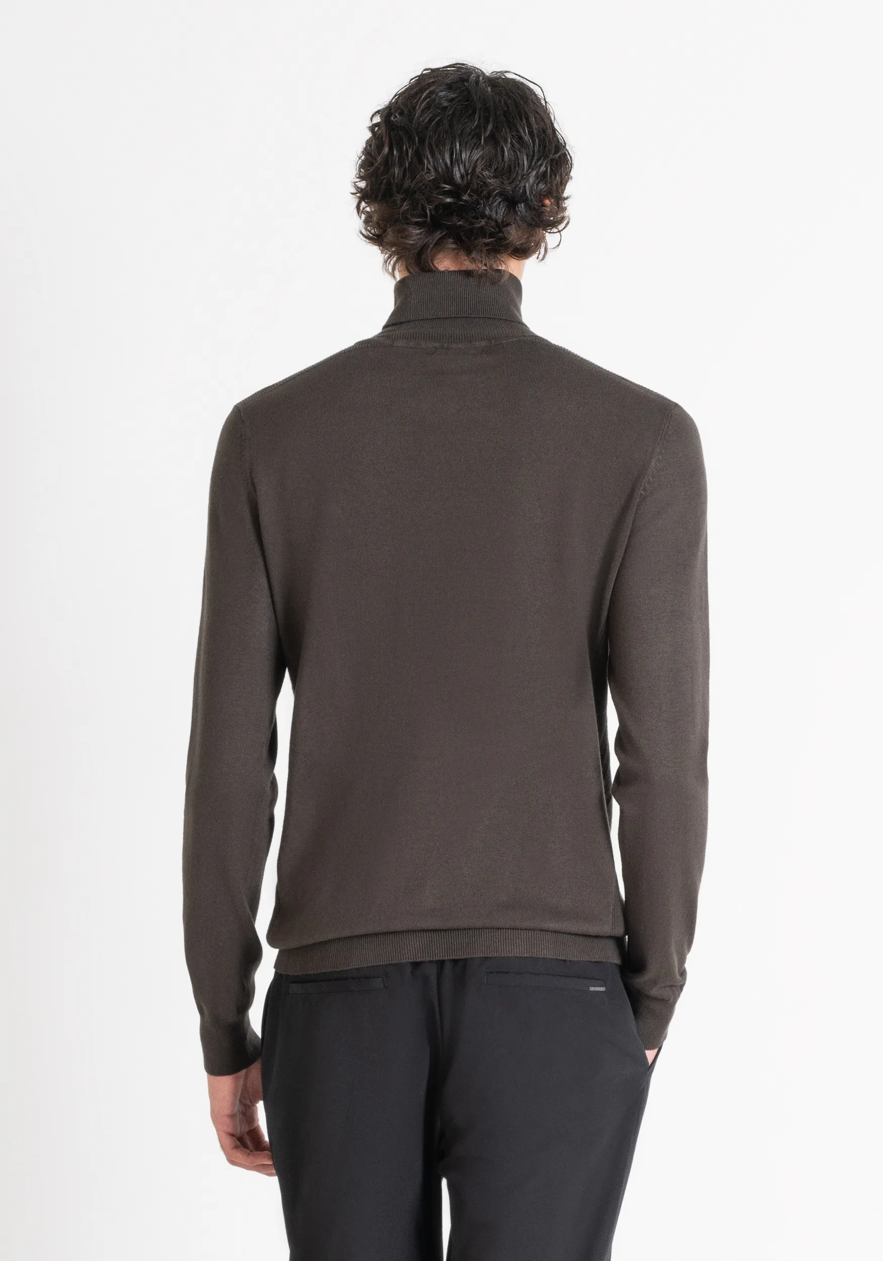 MAGLIA SLIM FIT IN FILATO MISTO VISCOSA CON PATCH LOGATO