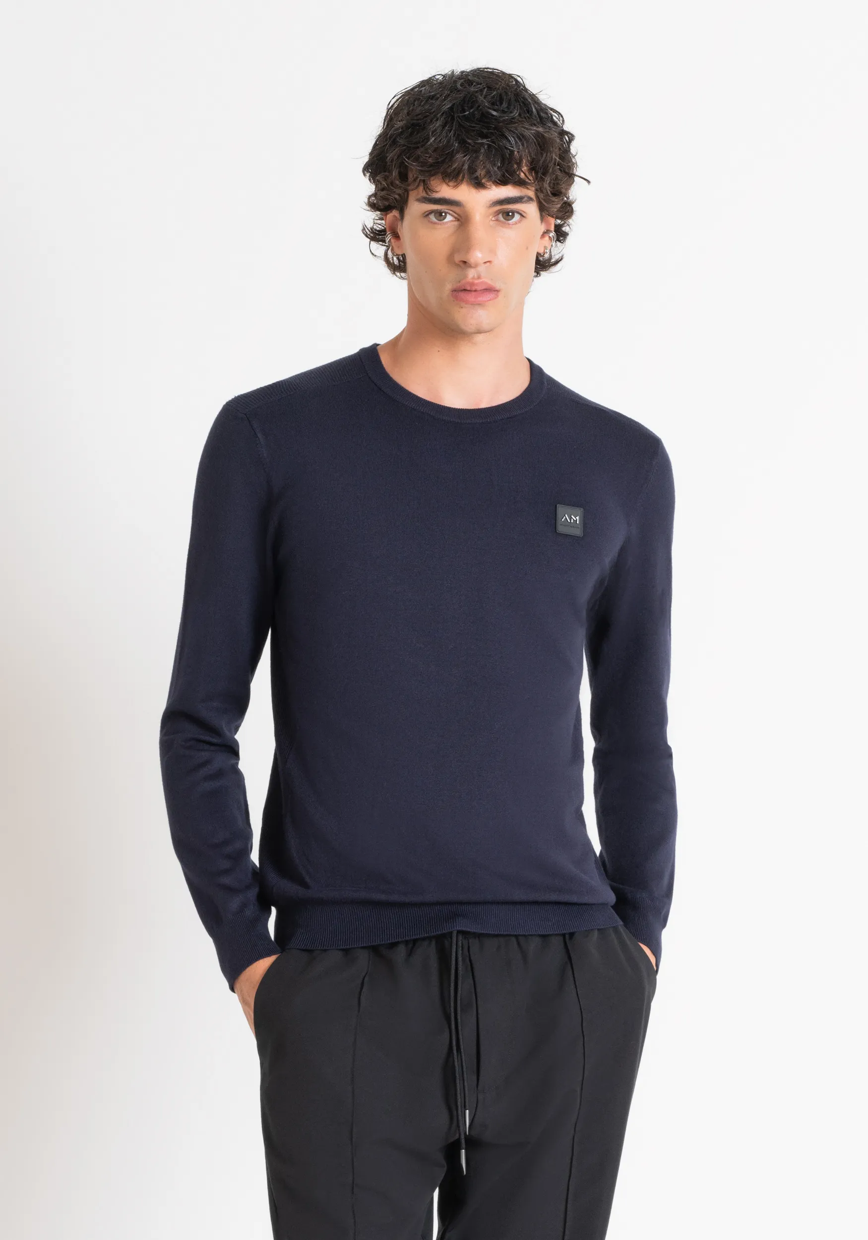 MAGLIA SLIM FIT IN MISTO VISCOSA BLU CON LOGO GOMMATO