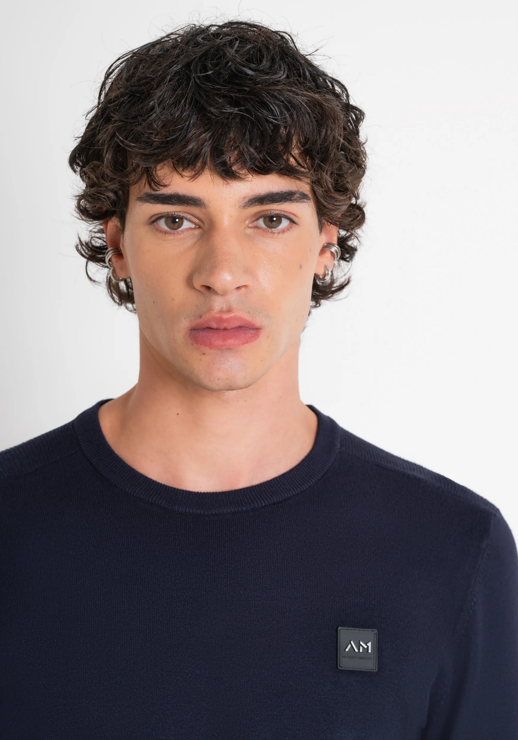 MAGLIA SLIM FIT IN MISTO VISCOSA BLU CON LOGO GOMMATO