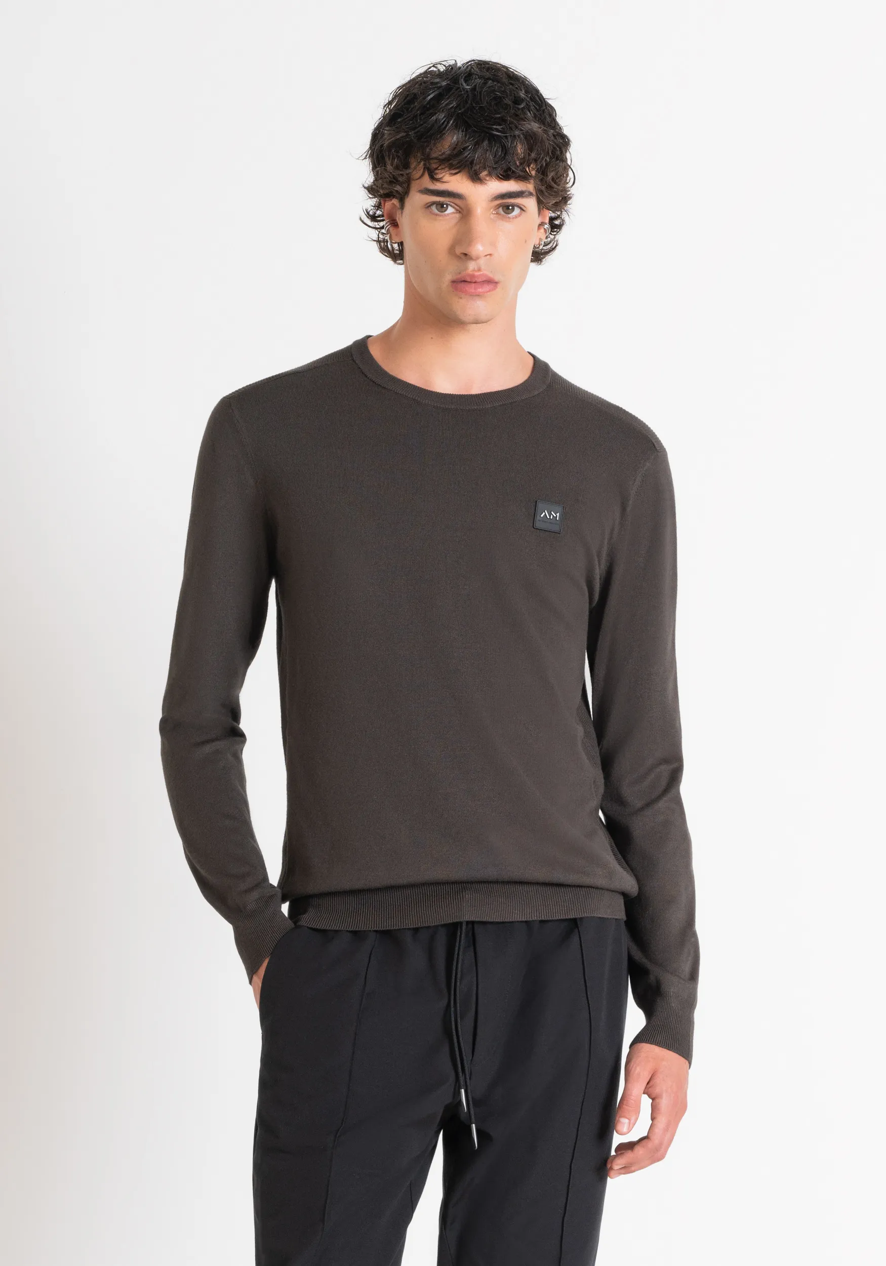 MAGLIA SLIM FIT IN MISTO VISCOSA VERDE CON LOGO GOMMATO