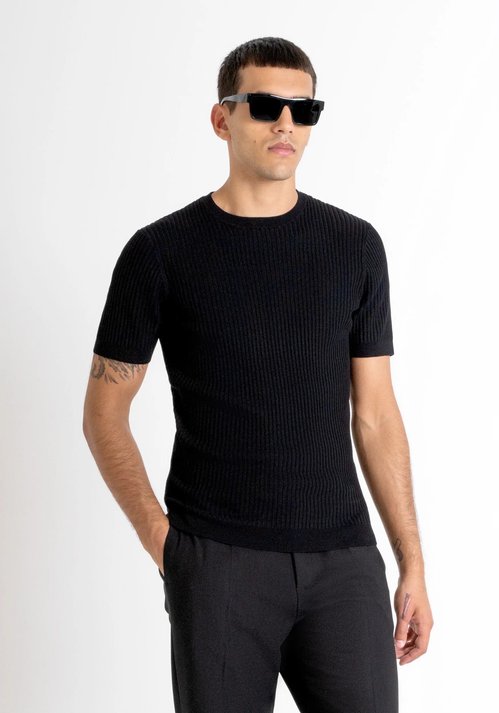 MAGLIA SUPER SLIM FIT IN VISCOSA ELASTICA CON LAVORAZIONE A COSTINE